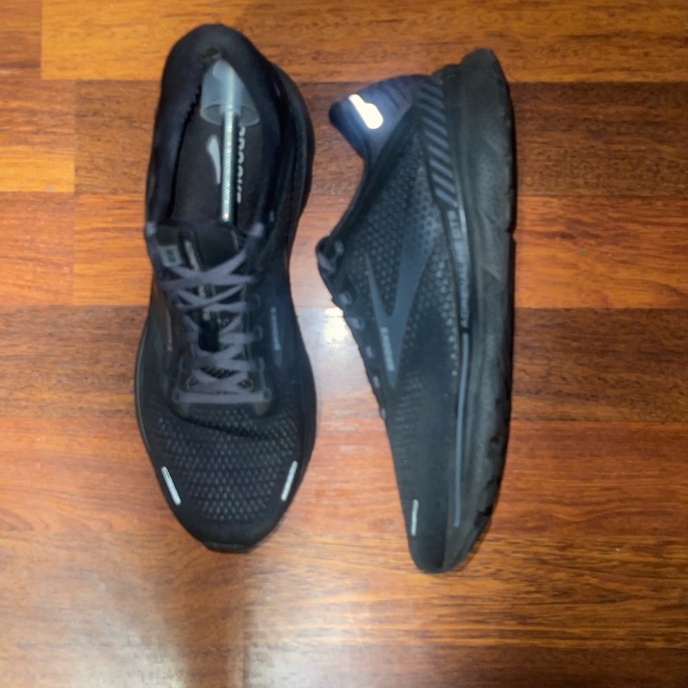 Brooks ADRENALINE GTS 22 Black Athletic Shoes Sleek Design